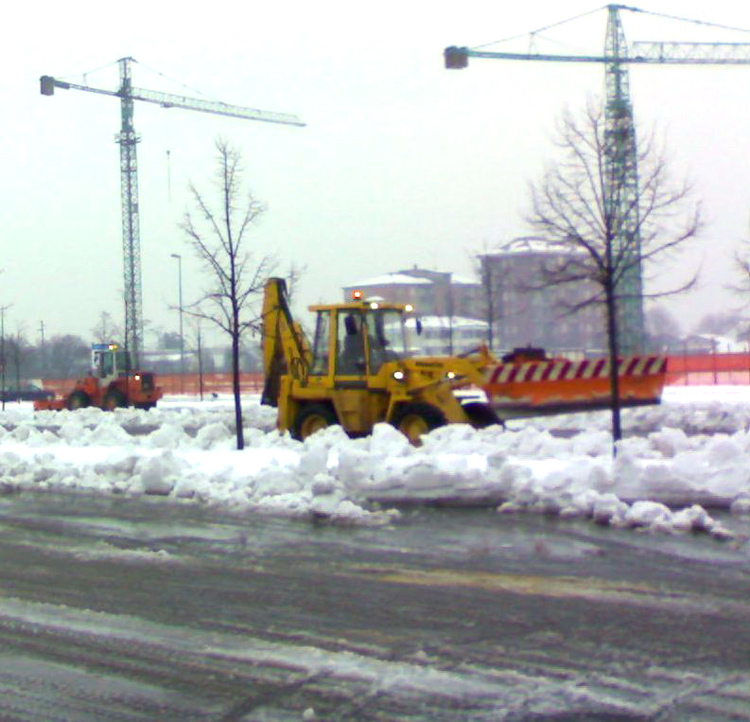 mezzi spazzaneve in azione dopo un'abbondante nevicata